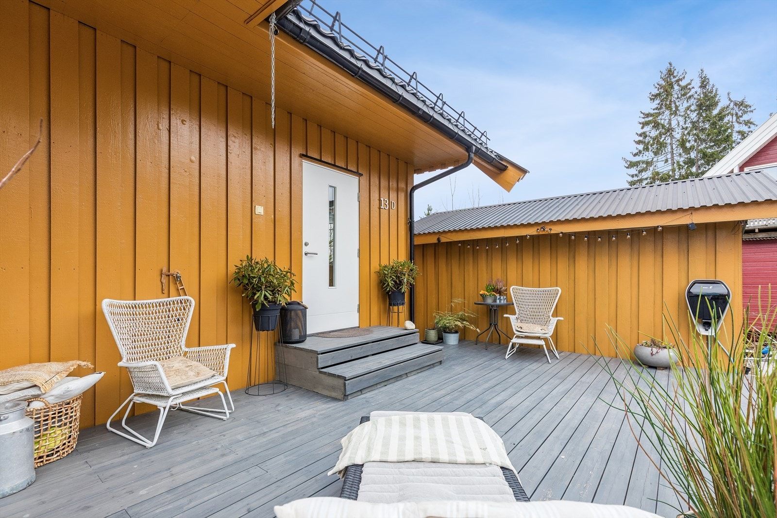 Boligen har to terrasser - så her kan man enkelt flytte seg etter solen gjennom dagen. Galleribilde