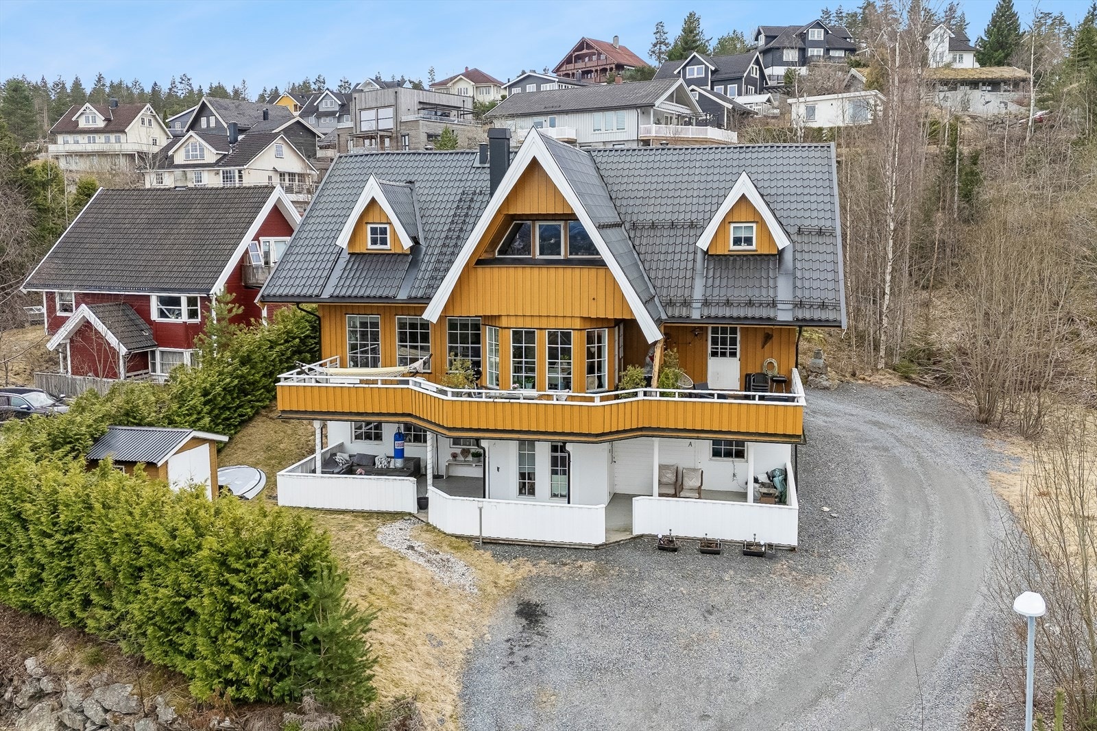 Leiligheten ligger i et stille, rolig og naturskjønt boligområde på Auli - med gangavstand til Auli senter. Galleribilde