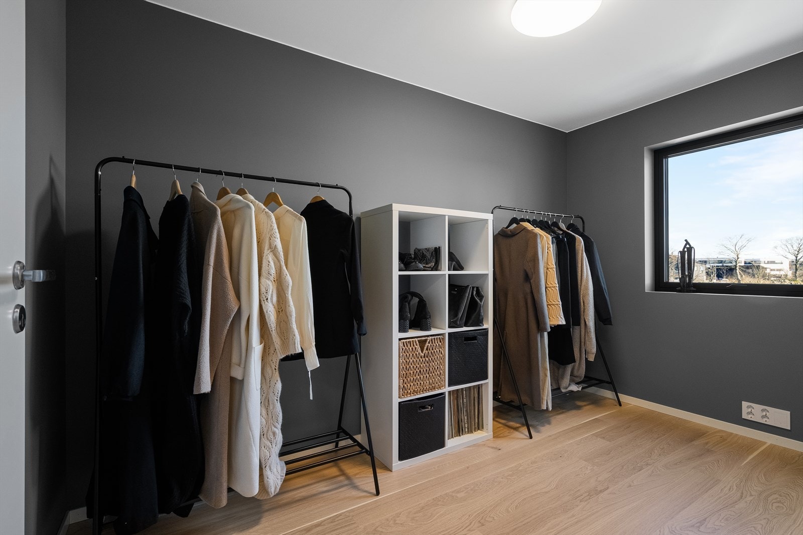 Boligens 4. soverom er i dag benyttet som garderobe. Galleribilde