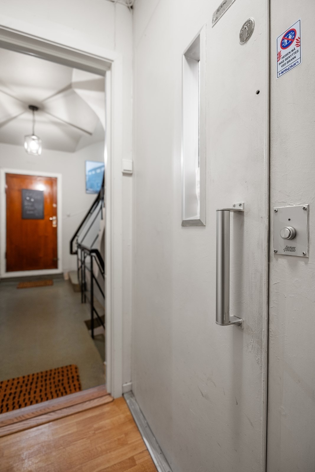 Inne i entreen er det heis som tar deg direkte til 1. etasje. Heisdøren har lås og det er kun beboerne i leiligheten som får tilgang til sin etasje. Galleribilde