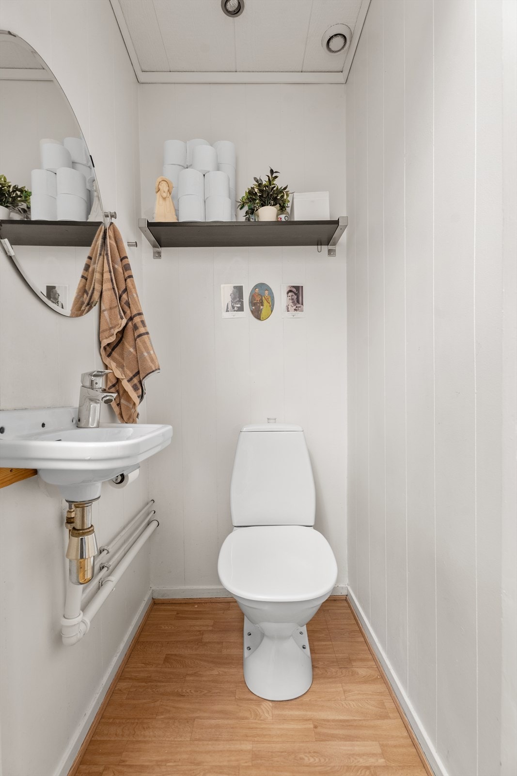 Adskilt fra badet er praktisk toalettrom. Rommet er ventilert ved mekanisk avtrekk, og i sin helhet vurdert til TG1 av takstmann. Galleribilde