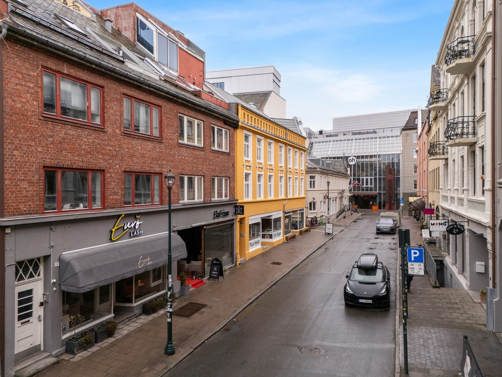 Velkommen til Brattørgata 6 - en stor selveierleilighet som måler hele 74 m² BRA-i, med ypperlig beliggenhet midt i Trondheim sentrum. Galleribilde