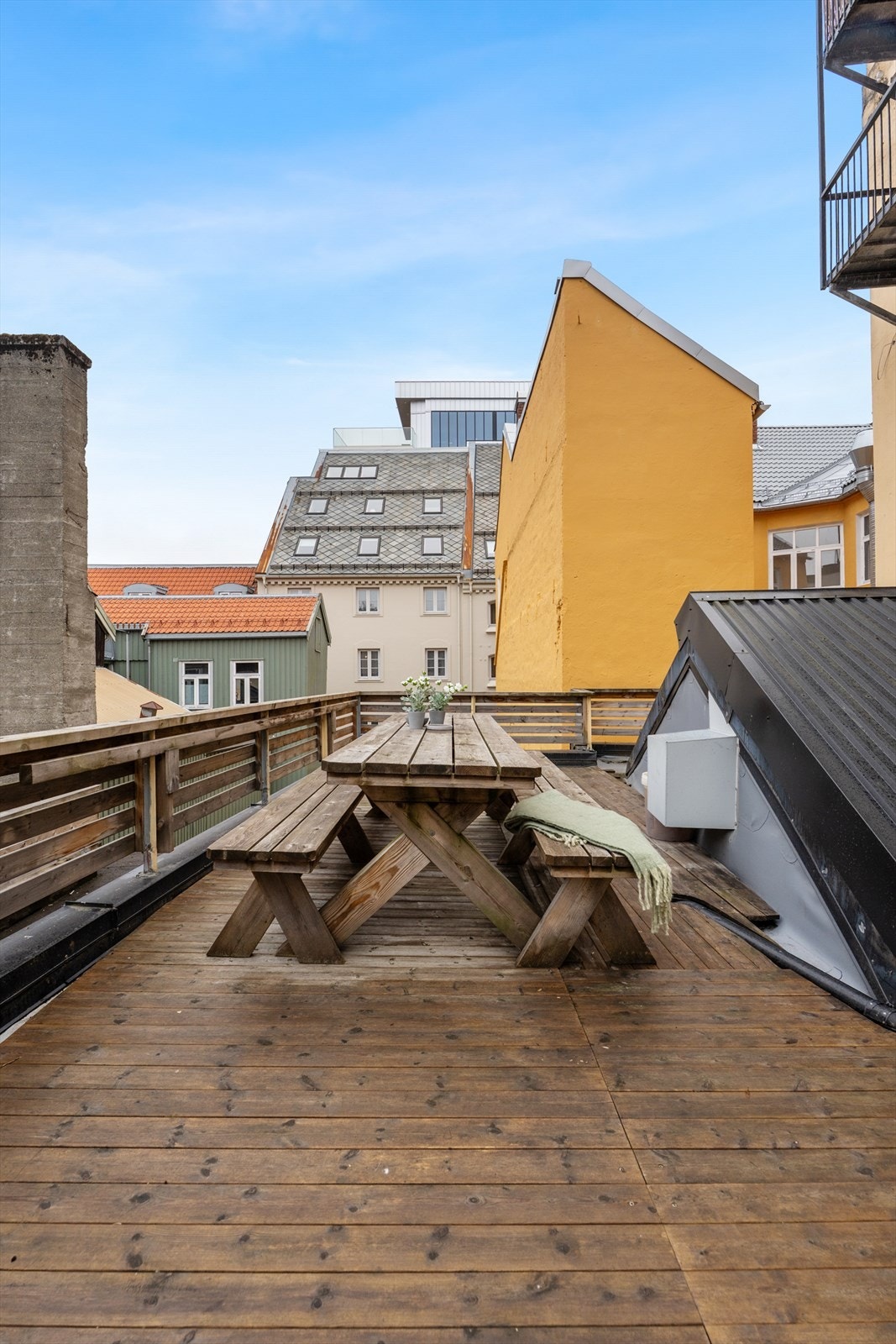 Like utenfor entreen ligger det en stor takterrasse som benyttes av de 3 boligseksjonene i bygget. Galleribilde