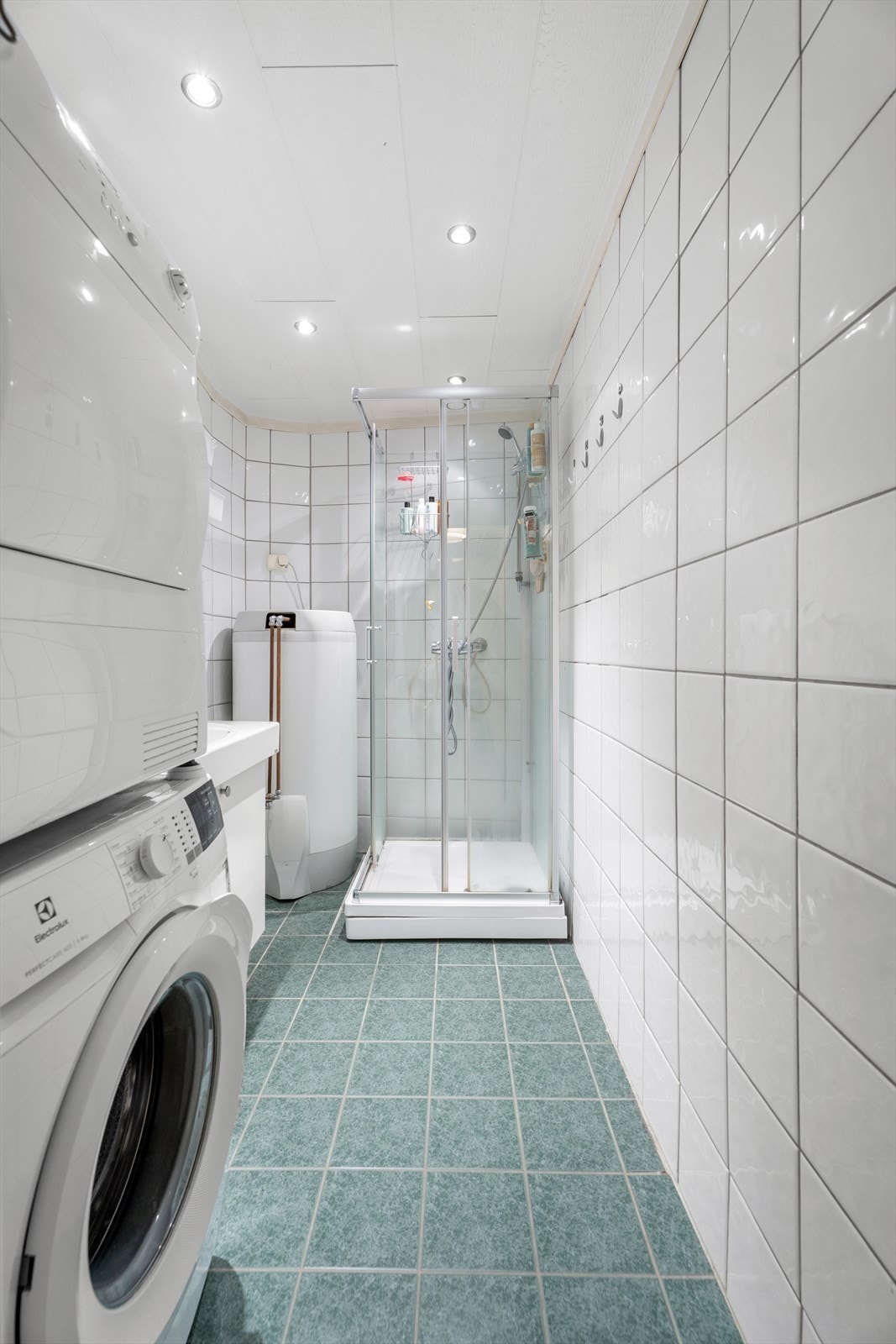 Badet er pent innredet med fliser på gulv og vegger og rommet måler 4 m². Galleribilde