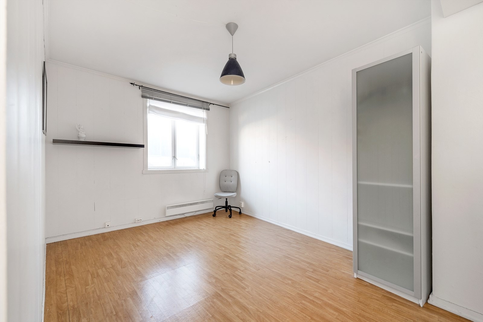 Soverommet er romslig på 12 m² med god plass til dobbeltseng, garderobeløsning og ytterligere møblering etter eget ønske. Galleribilde