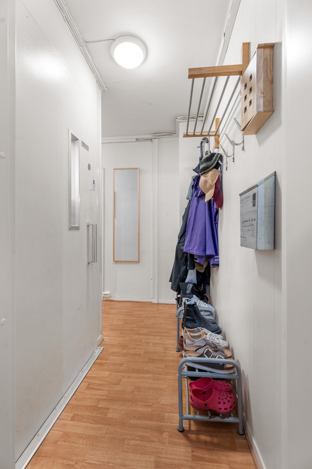 Inngangspartiet består av en gang på 6,5 m² med god plass til oppbevaring av sko og yttertøy. Galleribilde
