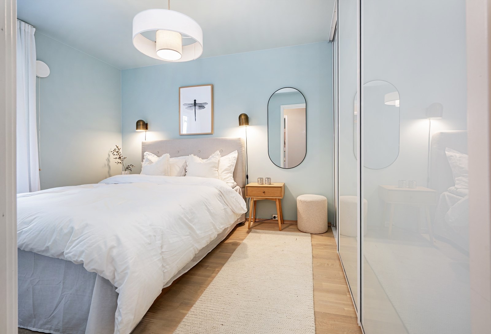 Leiligheten har to soverom. Dette er hovedsoverommet med god plass til ønsket sengestørrelse og nattbord. Galleribilde