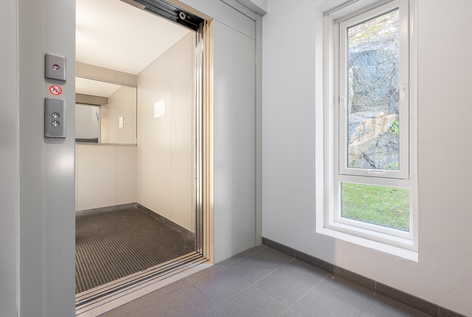 Heisen frakter deg tørrskodd fra garasjeanlegget og opp til leilighetens inngangsparti. Galleribilde