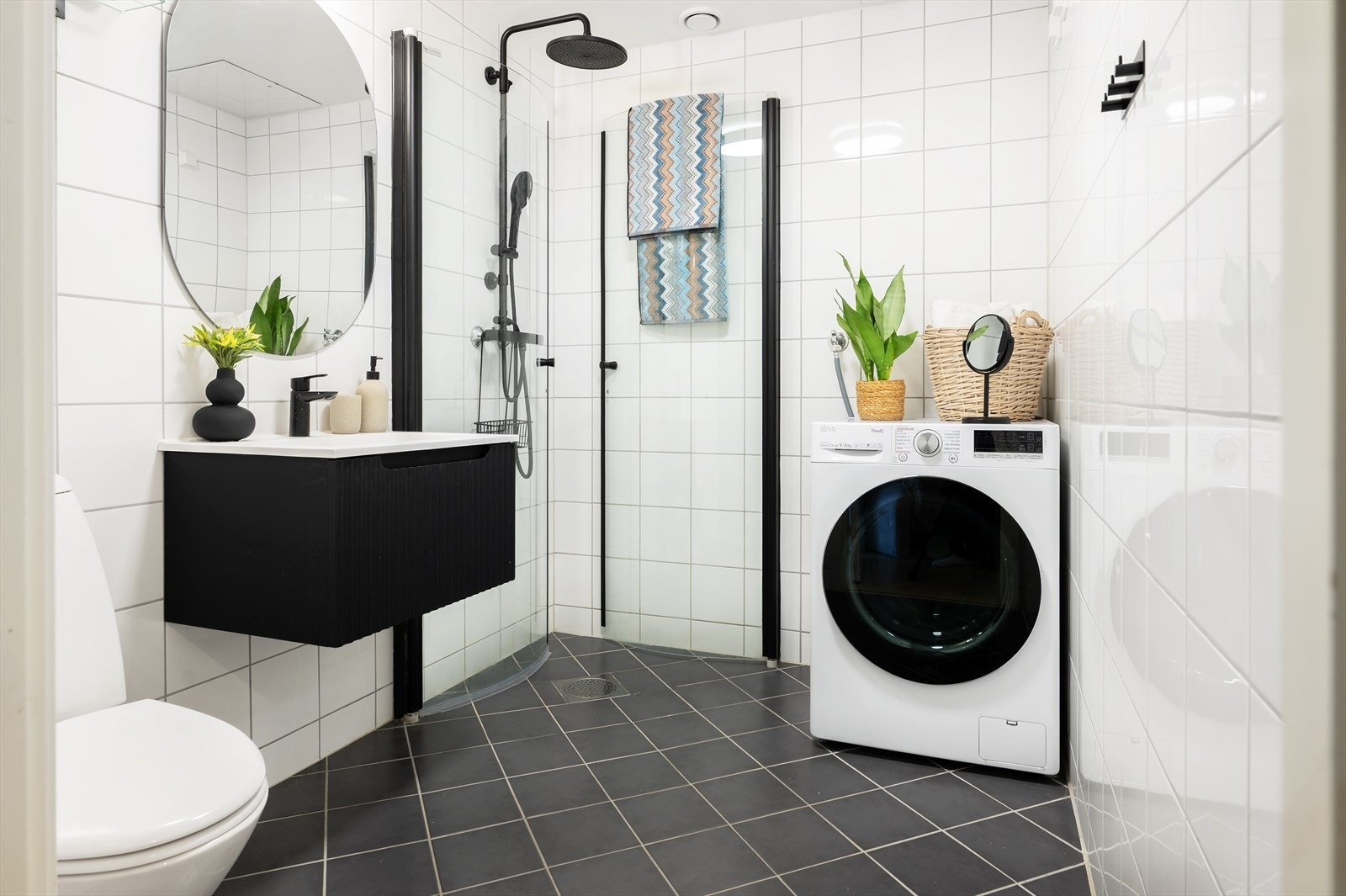 Badet er helfliset med varme i gulvet. Her er det dusjhjørne, toalett, og baderomsinnredning. God plass til vaskemaskin. Galleribilde