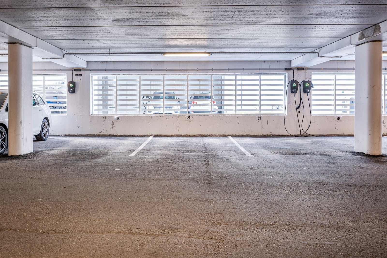 I garasjeanlegget er det god plass til bilen og muligheter for montering av elbil-lader. I denne etasjen er det også en bod tilhørende leiligheten. Galleribilde