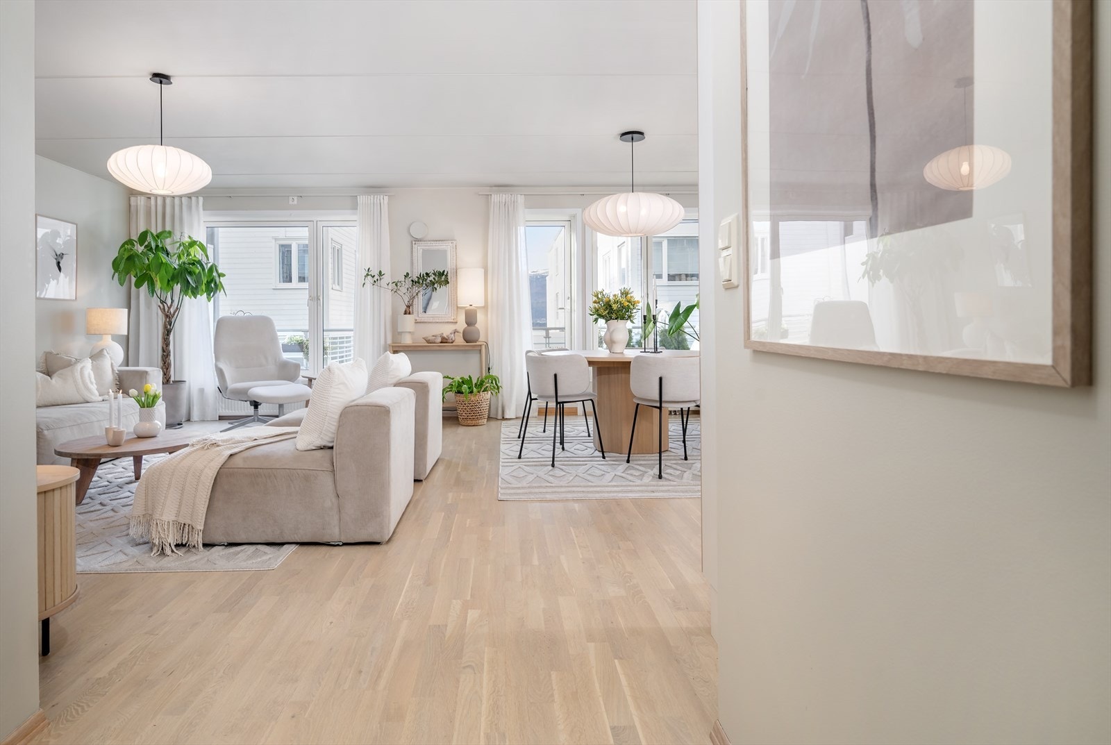 I det du kommer inn ledes blikket umiddelbart mot den åpne stue-/kjøkkenløsningen. Galleribilde