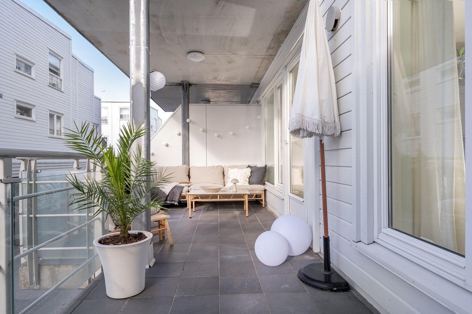Her har man god plass til ønsket møblering, og alt ligger til rette for mange sosiale sammenkomster med både venner og familie. Galleribilde