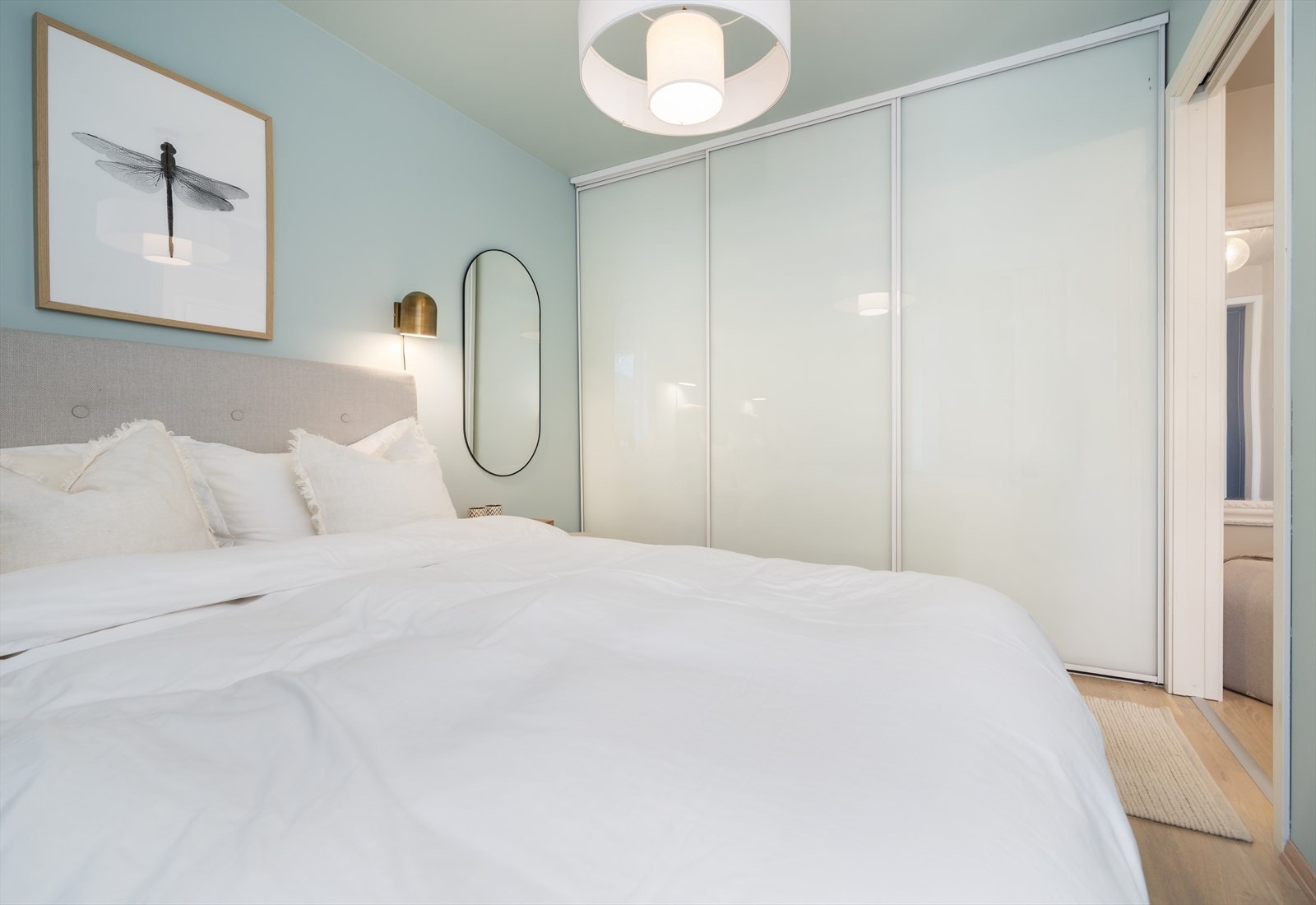 Stor skyvedørsgarderobe med innredning er her allerede. Galleribilde