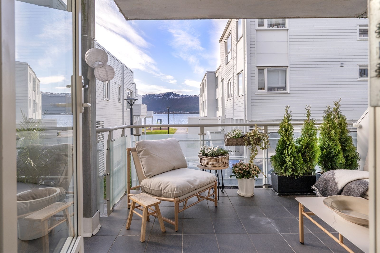 Fra stuen stiger man også sømløst ut på den herlige verandaen. Galleribilde