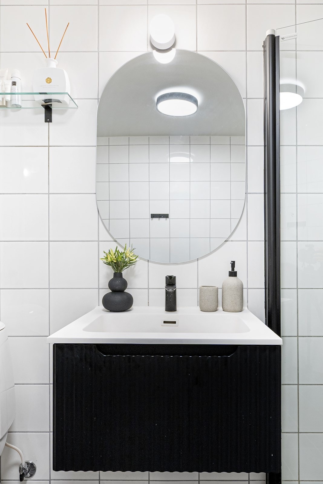 Lekkert med sorte detaljer. Baderomsinnredningen var ny i 2025. Galleribilde