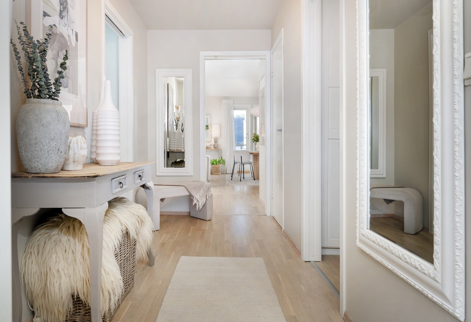 Velkommen inn! I det du trer over dørstokken blir du møtt av den romslige gangen. Gangen knytter leiligheten sammen på en fin måte. Galleribilde