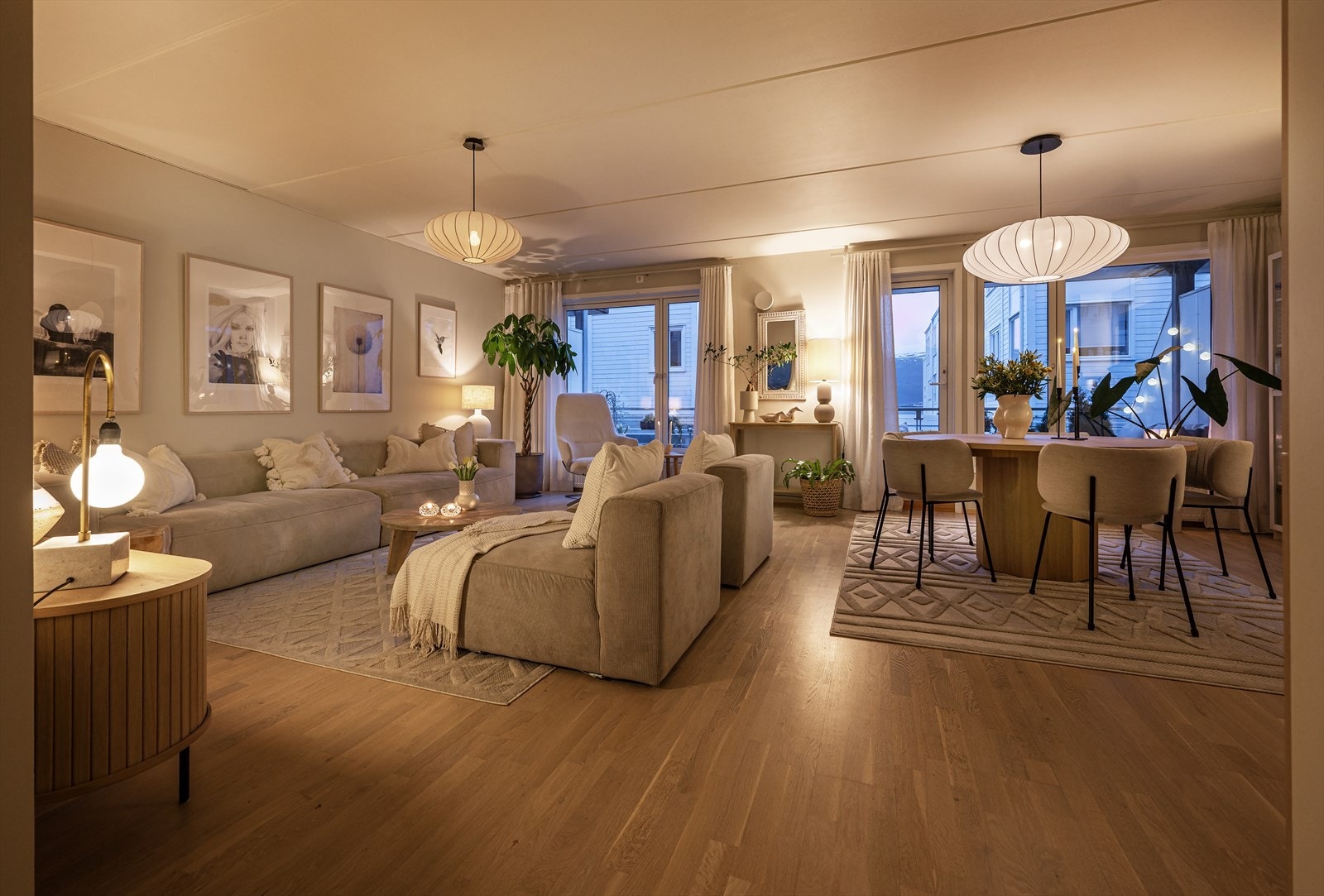 Leiligheten har godt med plass til både spise- og sittegruppe. Galleribilde