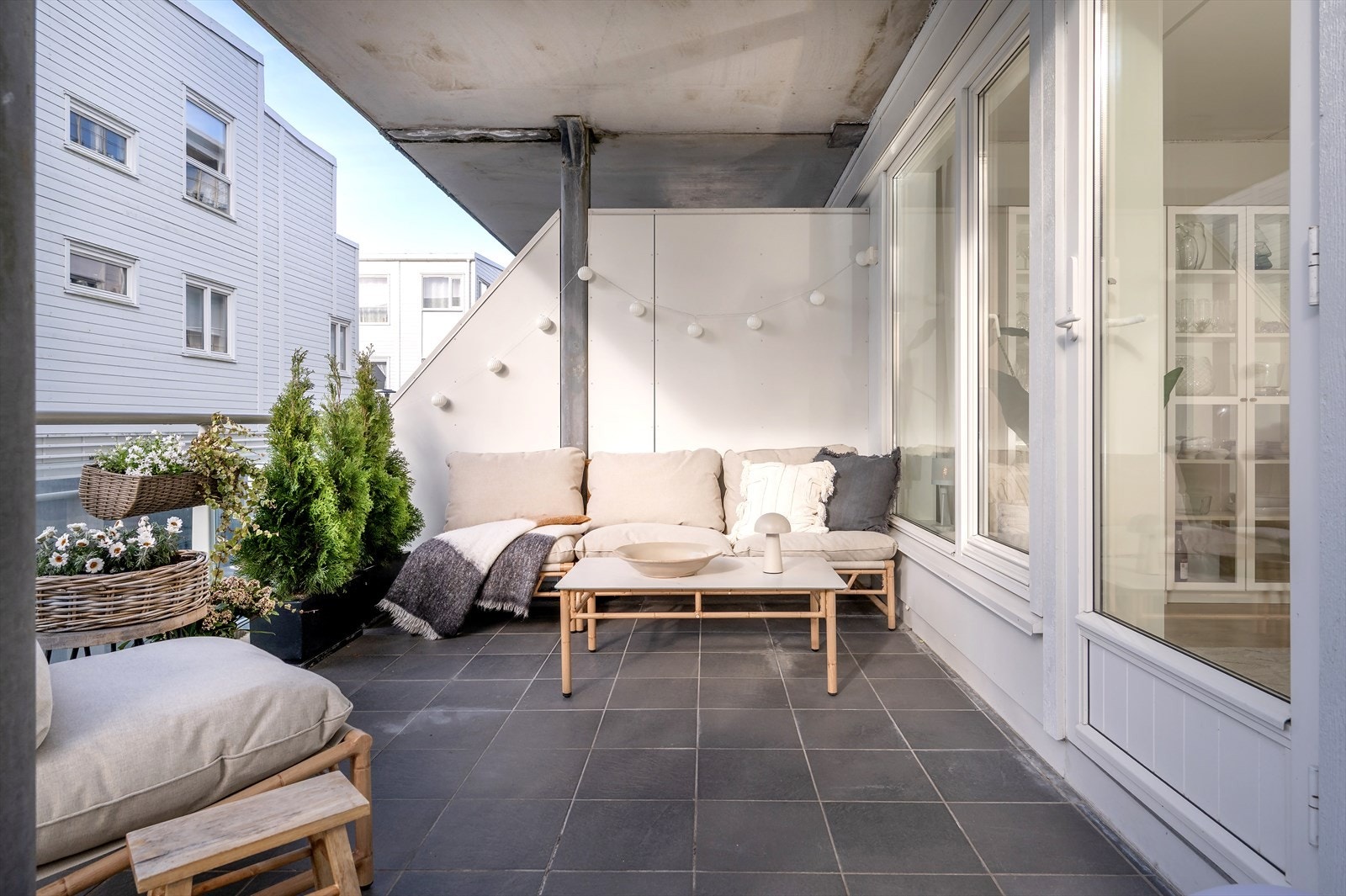 Verandaen er på hele 18 kvm og har plass til grill, besøk og utemøbler. Galleribilde