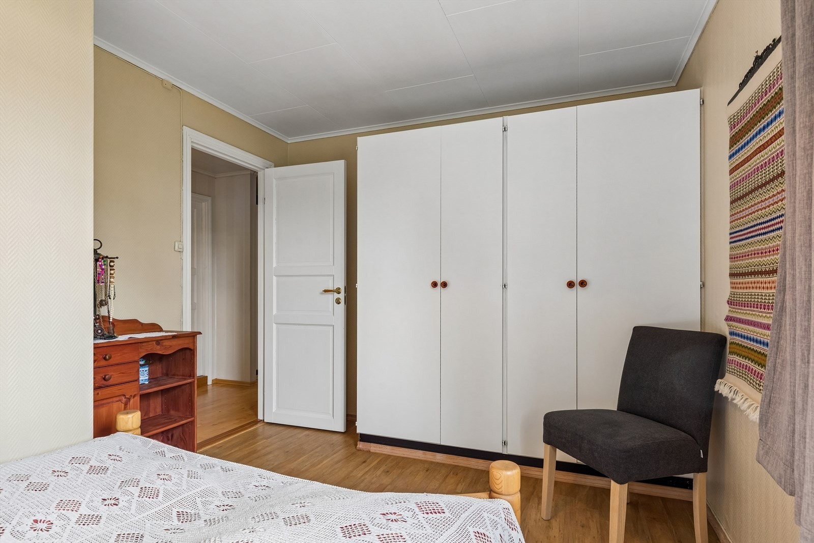 På det siste soverommet er det et dobbelt garderobeskap med hvite fronter. Galleribilde