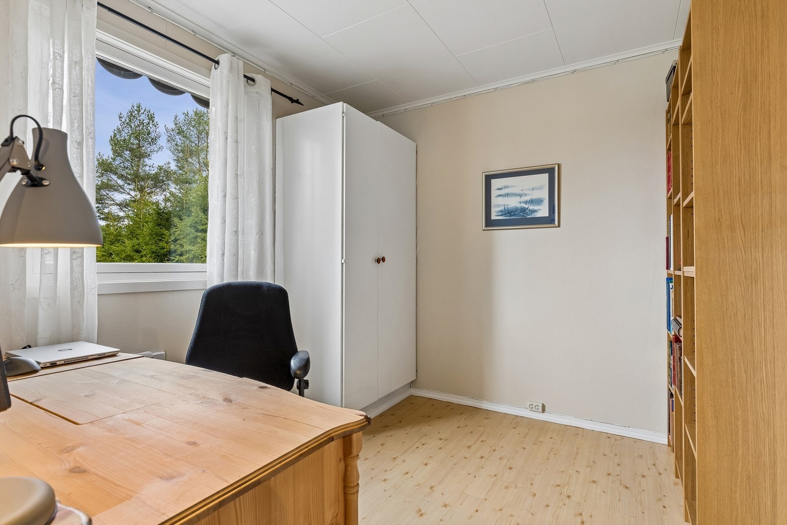I underetasjen ligger dette soverommet som i dag er i bruk som kontor - perfekt som hjemmekontorløsning. De øvrige tre soverommene ligger i 1. etasje. Galleribilde