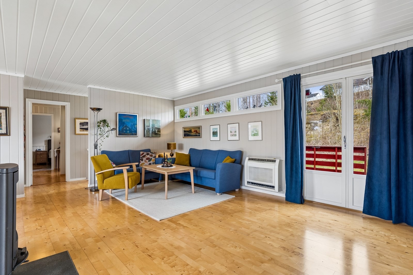 I stuen i første etasje er det parkett på gulvet og panelvegger i en dus gråtone. Galleribilde