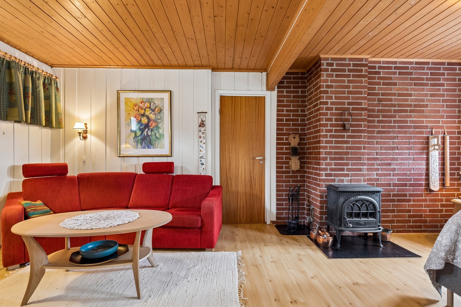 Kjellerstuen har en fin blanding av panel og teglstein på veggene, som står godt til det lyse gulvet. Galleribilde
