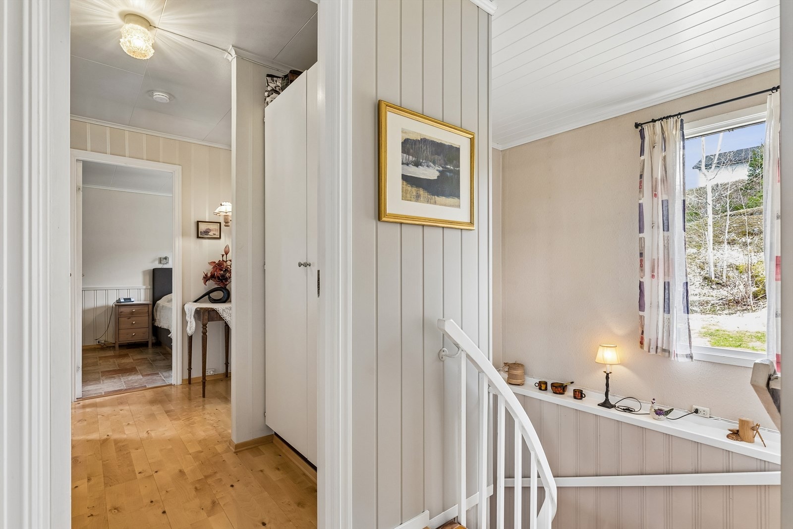 Boligen har i sin helhet en gjenomgående lys og behagelig fargepalett. Galleribilde