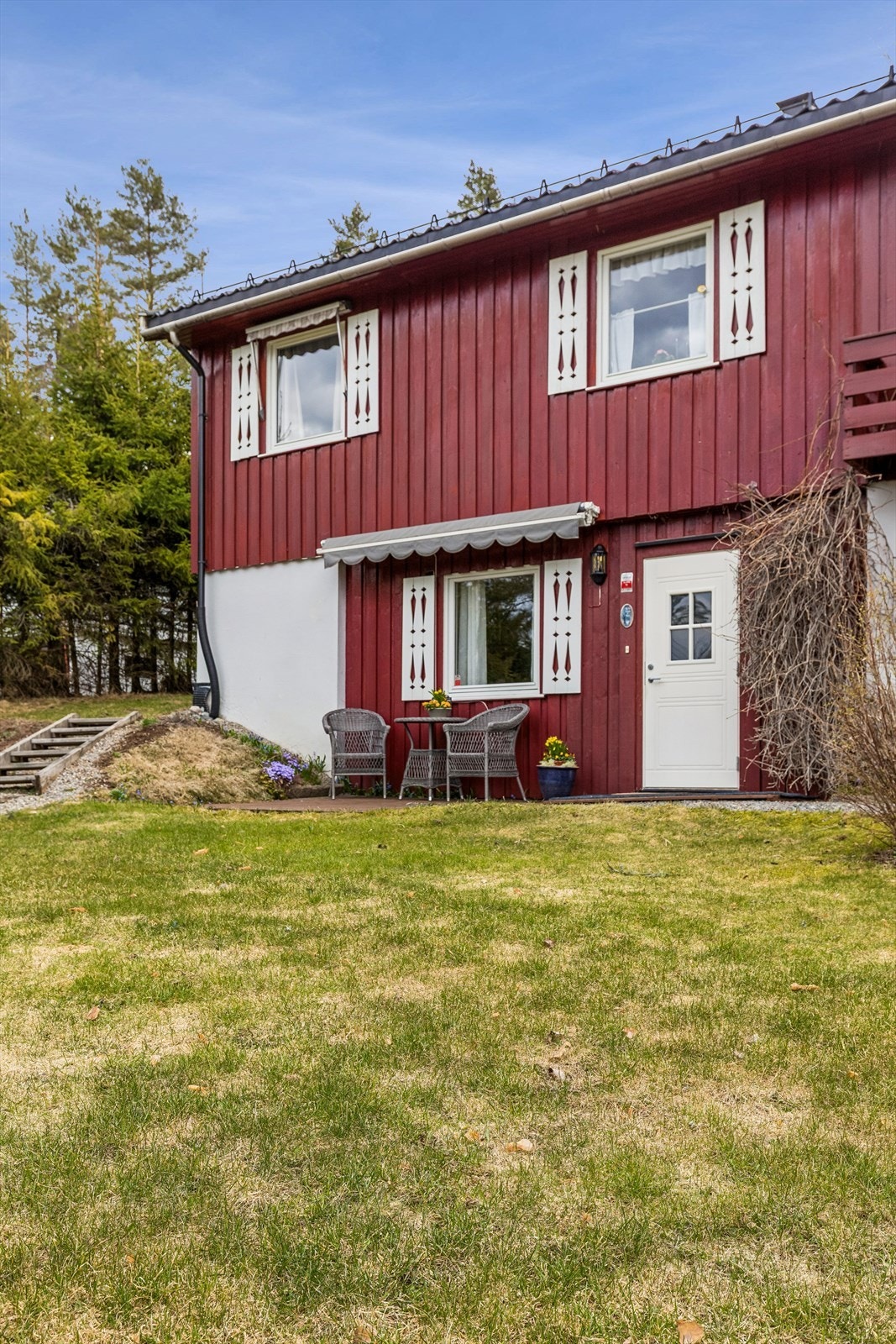Ved inngangspartiet er det en liten velkomstplatting med plass til enkel utegruppe. Galleribilde