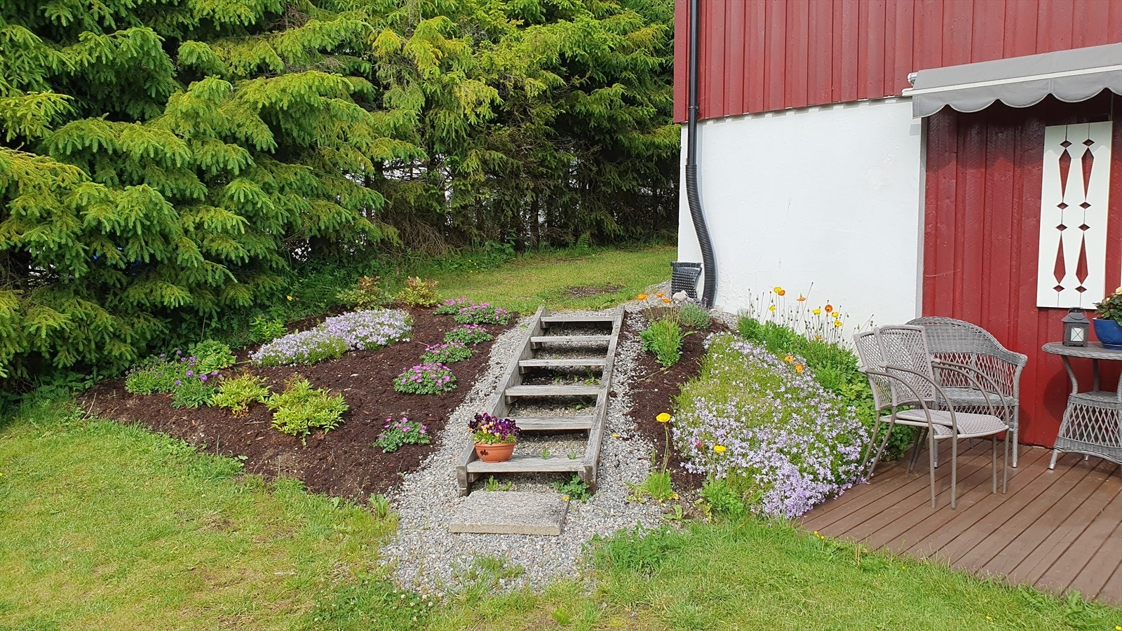 Hagen er pent opparbeidet med plenarealer, blomsterbed, diverse beplantning og trapper i terrenget (bilde fra selger). Galleribilde