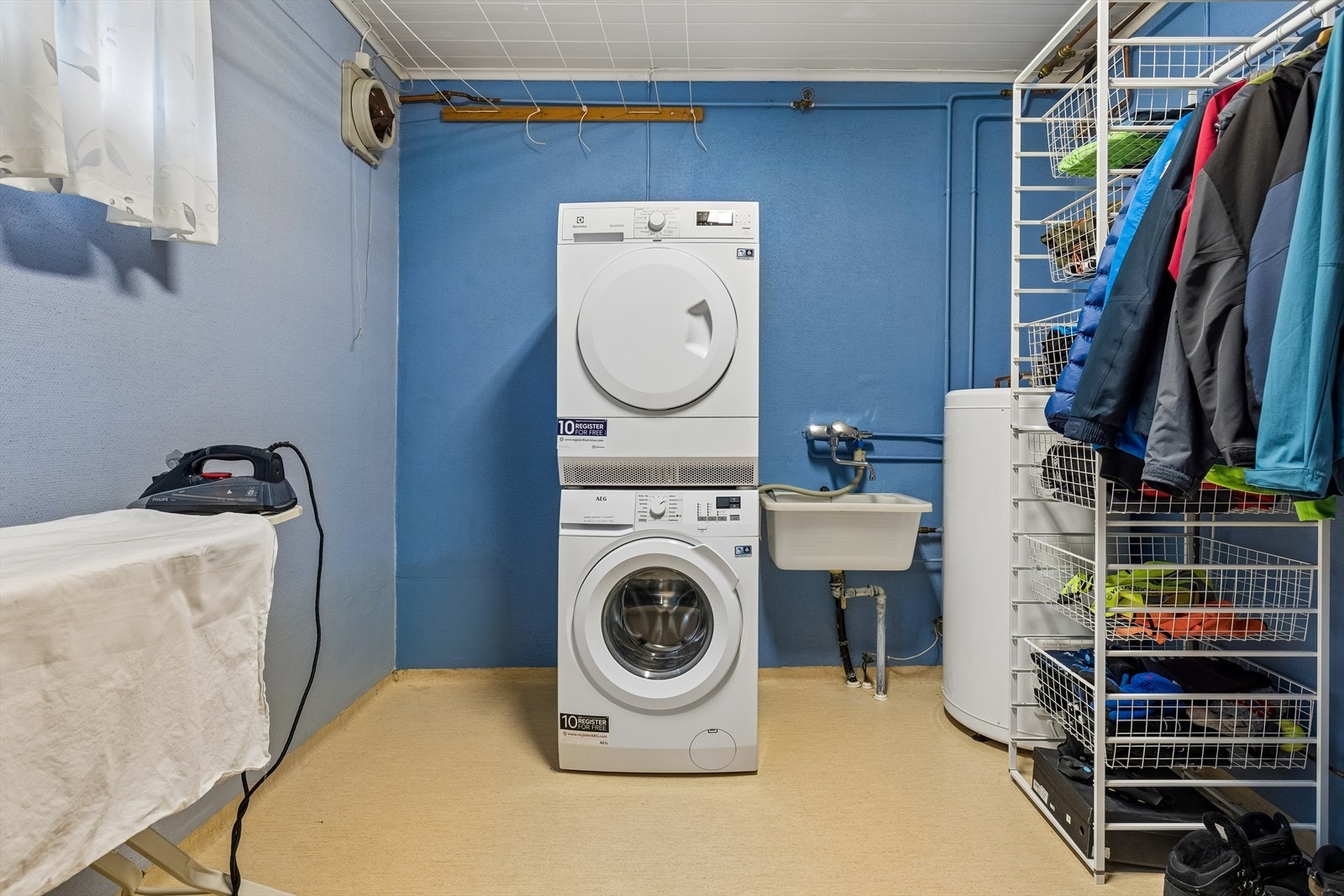 Vaskerommet er romslig - har utslagsvask, praktisk trådkurvløsning og opplegg for vaskemaskin/tørketrommel. Galleribilde