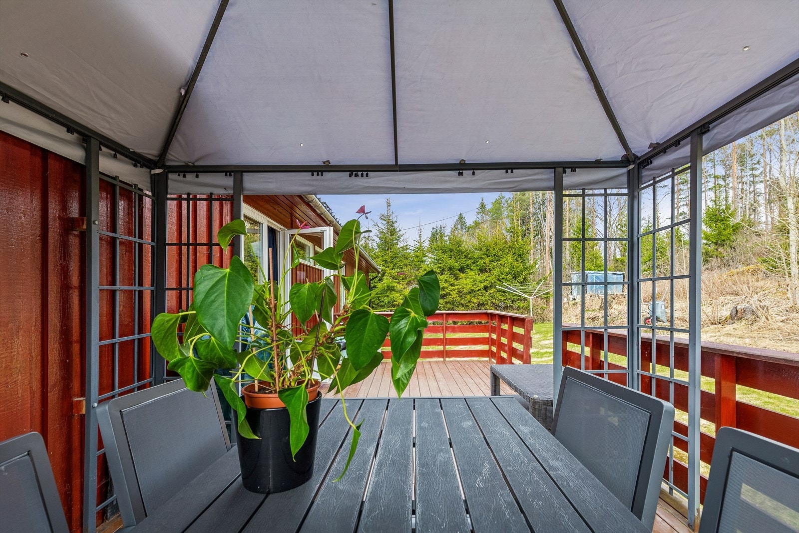 Boligen har solrike uteområder og en stor terrasse med god plass til utemøblement og grill. Galleribilde