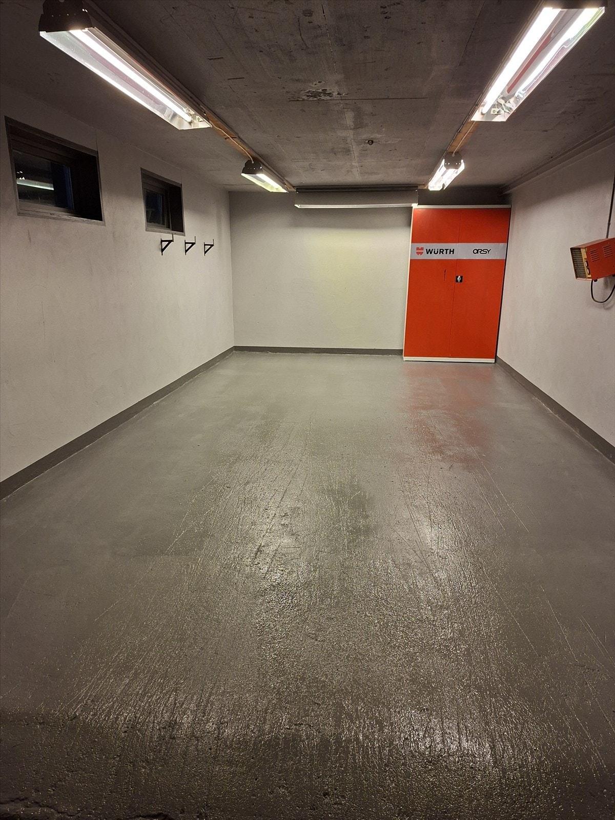 Selgers bilde av garasje. Galleribilde