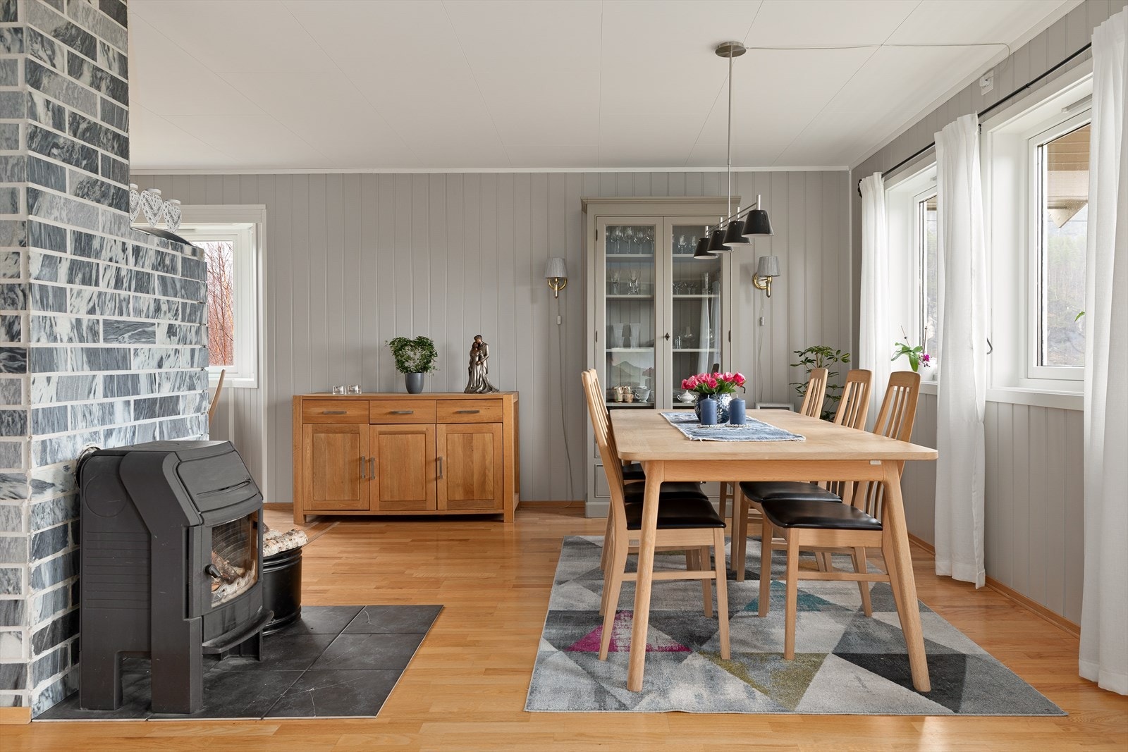 Lys og trivelig stue med god plass til både sofagruppe og spisebord. Galleribilde
