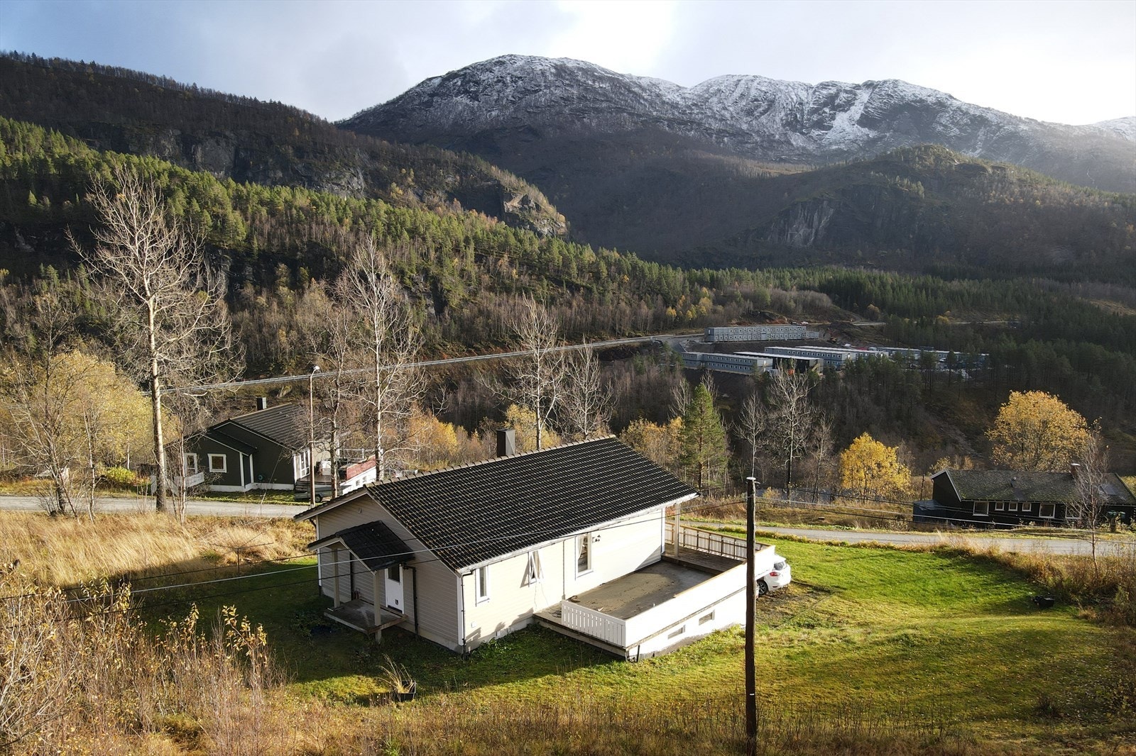 Enebolig med sokkeletasje, beliggende på Kvarv i Sørfold Kommune. Galleribilde