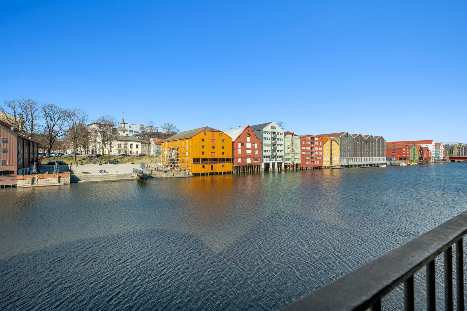 Leiligheten har en sjelden og attraktiv beliggenhet helt ned ved vannet, med vakker utsikt langs elva mot Bakkebru. Galleribilde