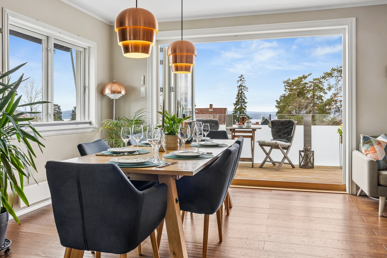 Fra spisestuen er det direkte utgang til den vestvendte balkongen på 11 m². Galleribilde