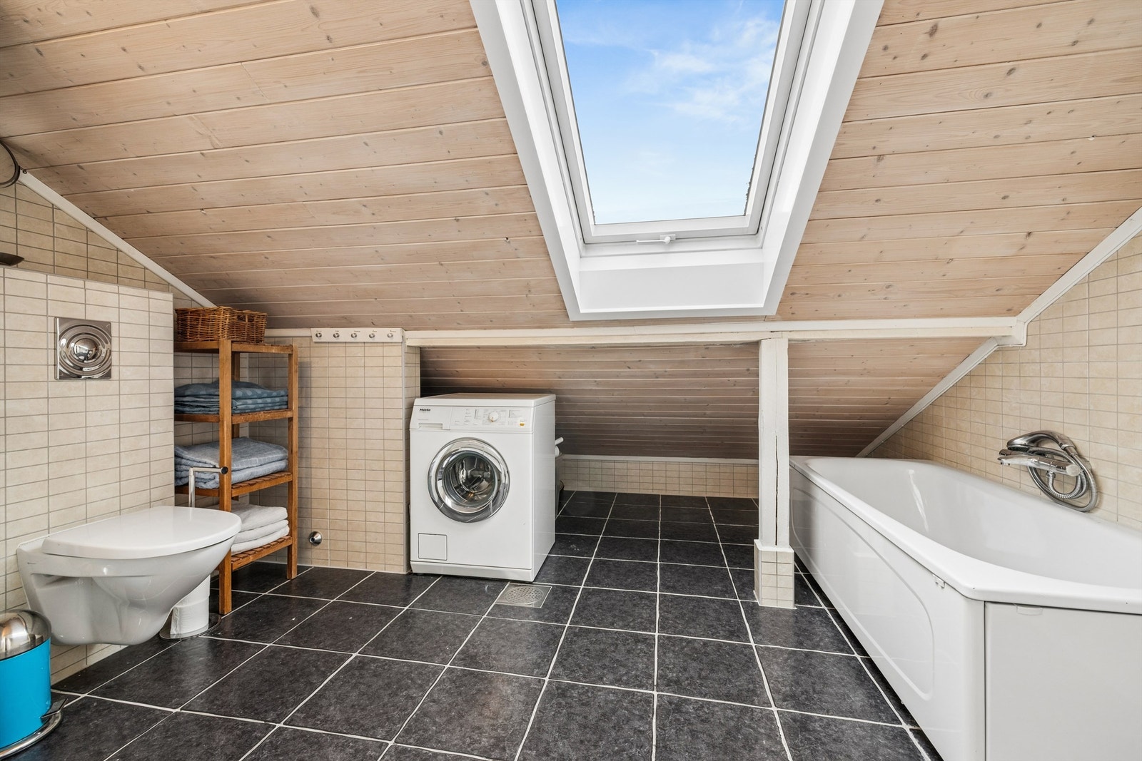 Badet på loftet er utstyrt med både badekar og dusj, samt gulvvarme. Vaskemaskin fra Miele medfølger. Galleribilde