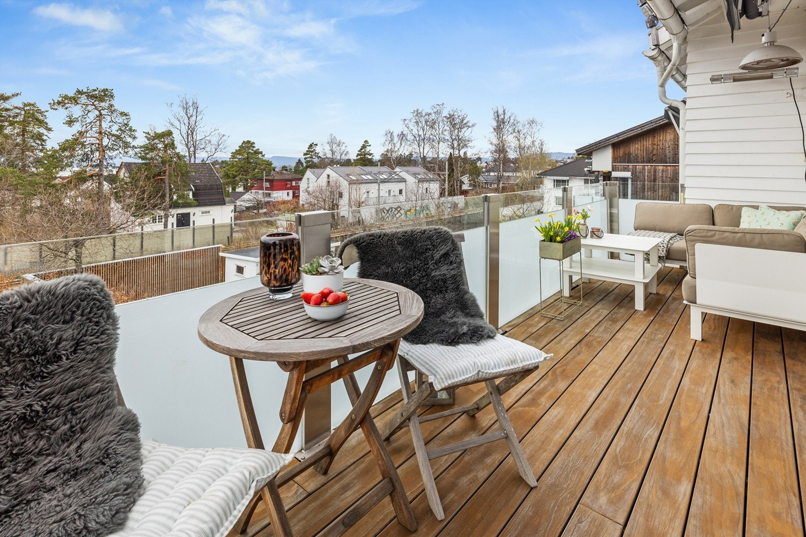 Den vestvendte balkongen har god plass til både sittegruppe og grill. Galleribilde