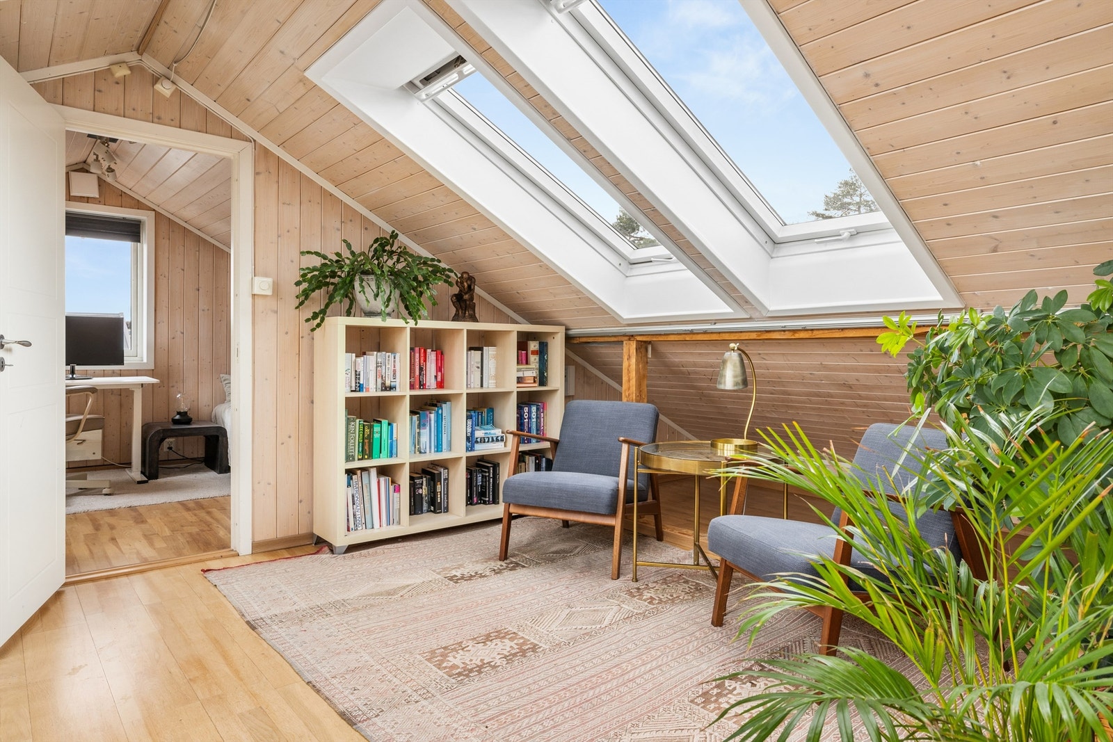 Loftstuen er et lyst og allsidig rom, perfekt som en ekstra TV-stue eller lekeareal for barna. Galleribilde