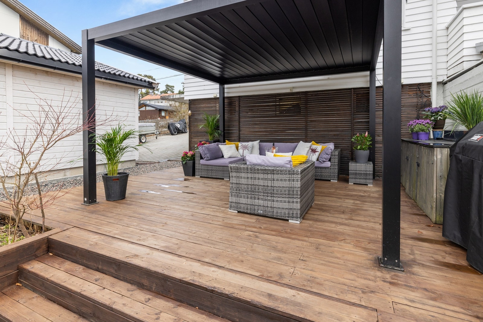 En nyere pergola skaper en lun og definert sone i hagen, perfekt for sosiale sammenkomster. Galleribilde
