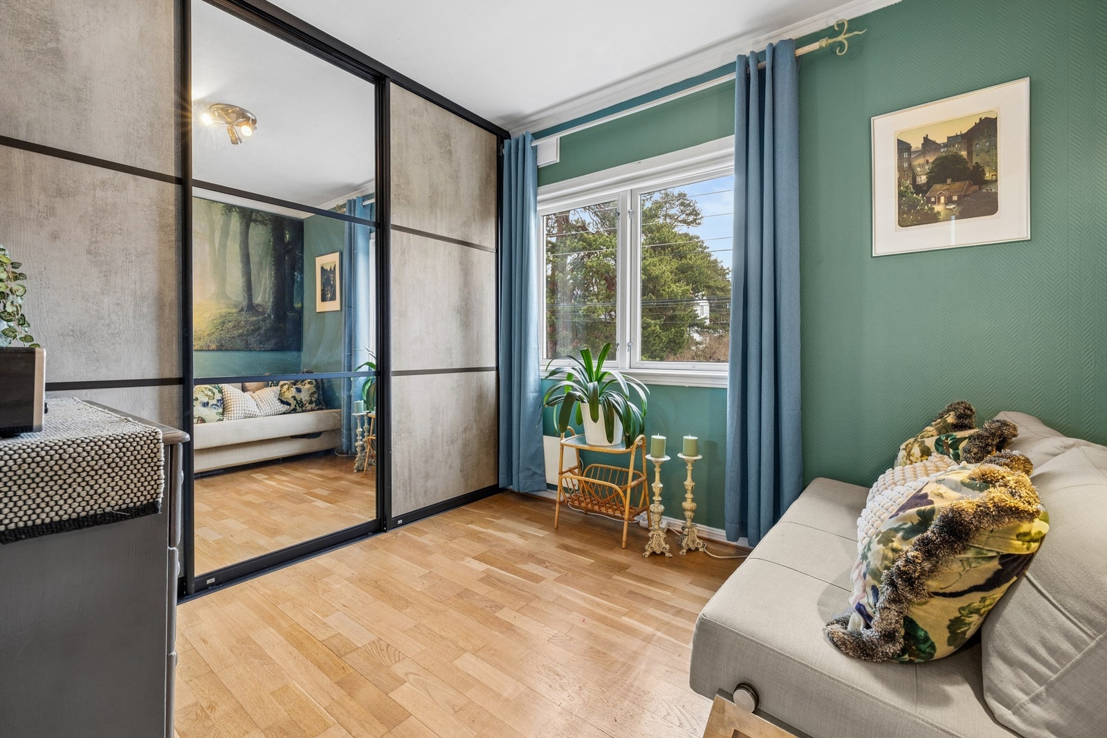 Det andre soverommet i hovedetasjen, med plass til seng og garderobeløsning. Galleribilde
