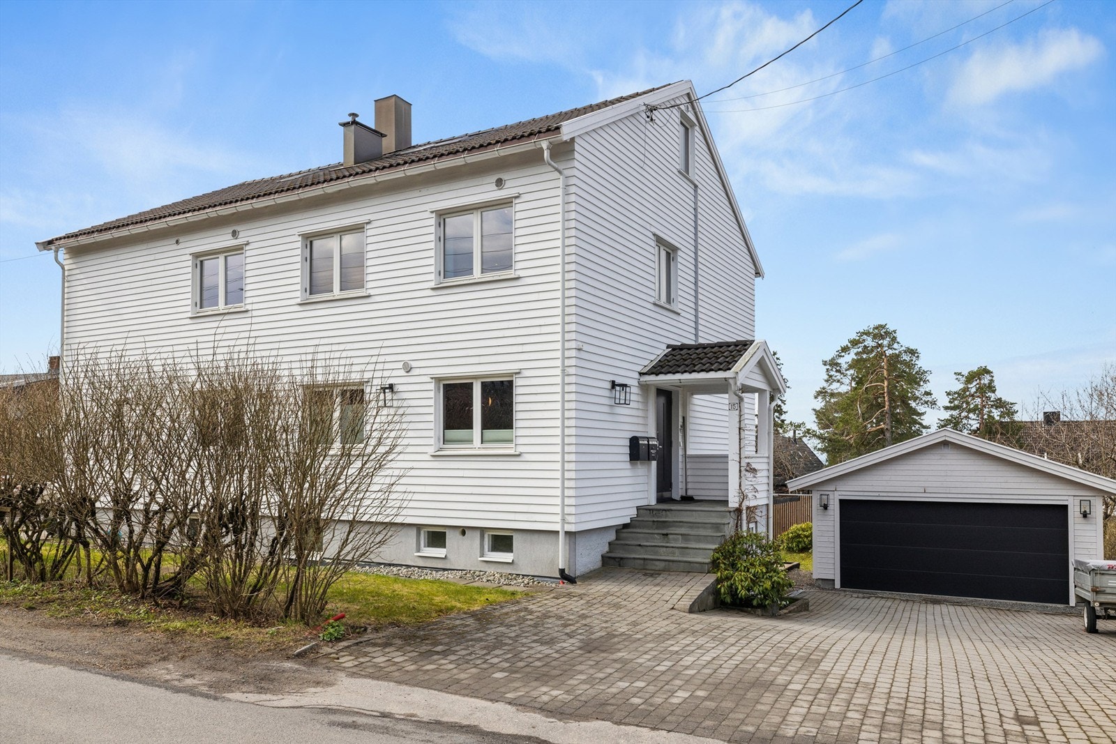 En innholdsrik og vesentlig oppgradert familiebolig med nyere dobbelgarasje. Galleribilde