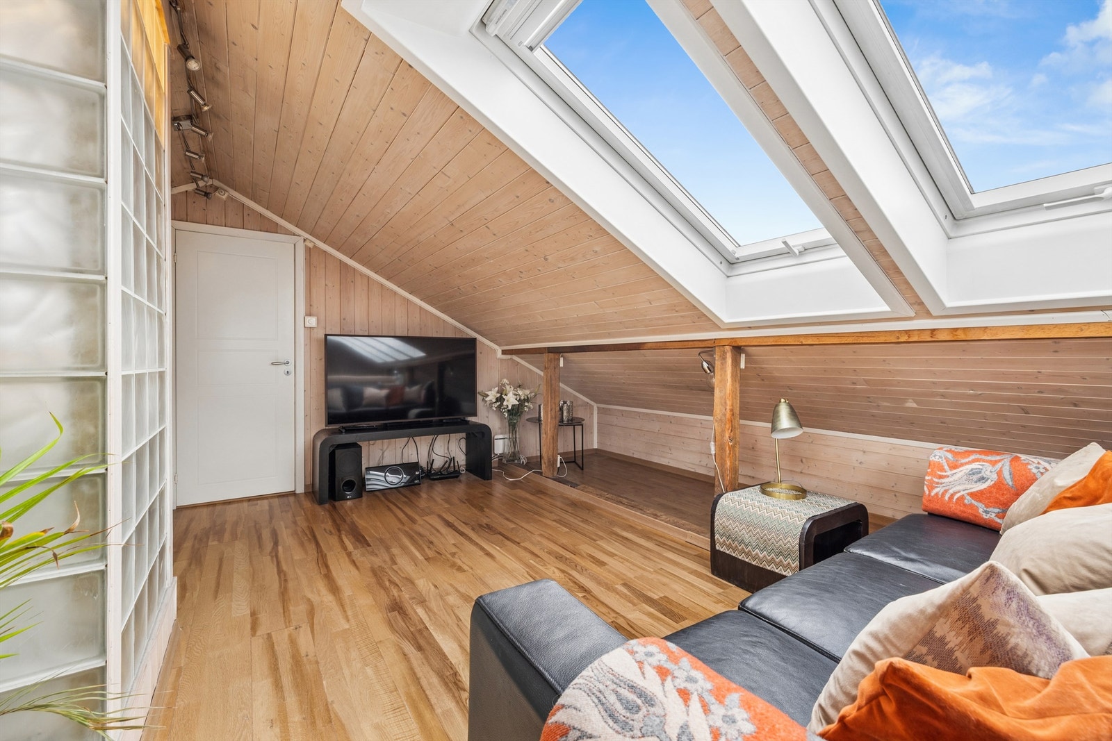 Store takvinduer fra Velux gir rikelig med lys til hele loftsetasjen. Galleribilde