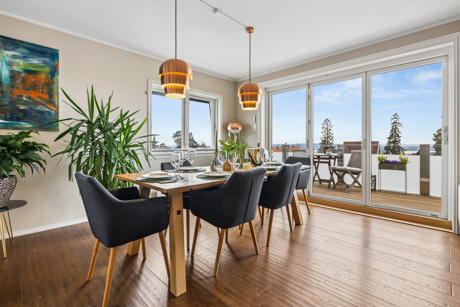 Spisestuen har plass til langbord for større selskaper. Galleribilde