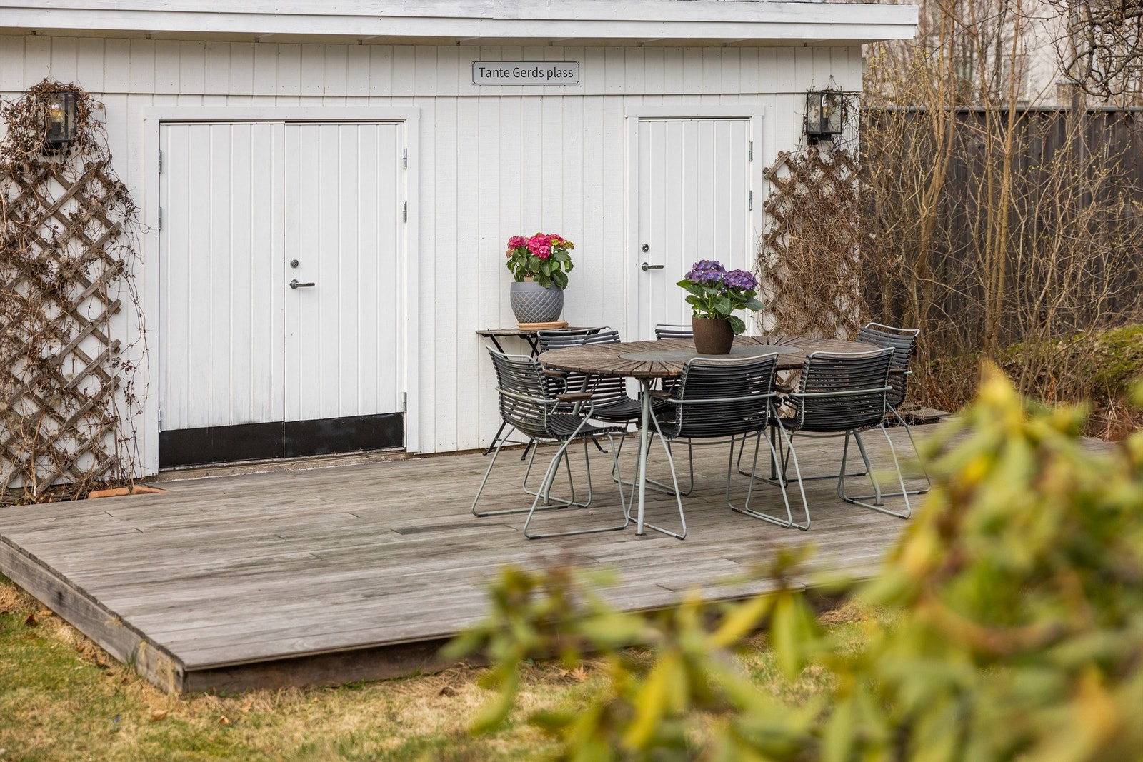 I hagen finnes også en dobbel bod på 17 m² med rikelig lagringsplass, samt en egen markterrasse. Galleribilde