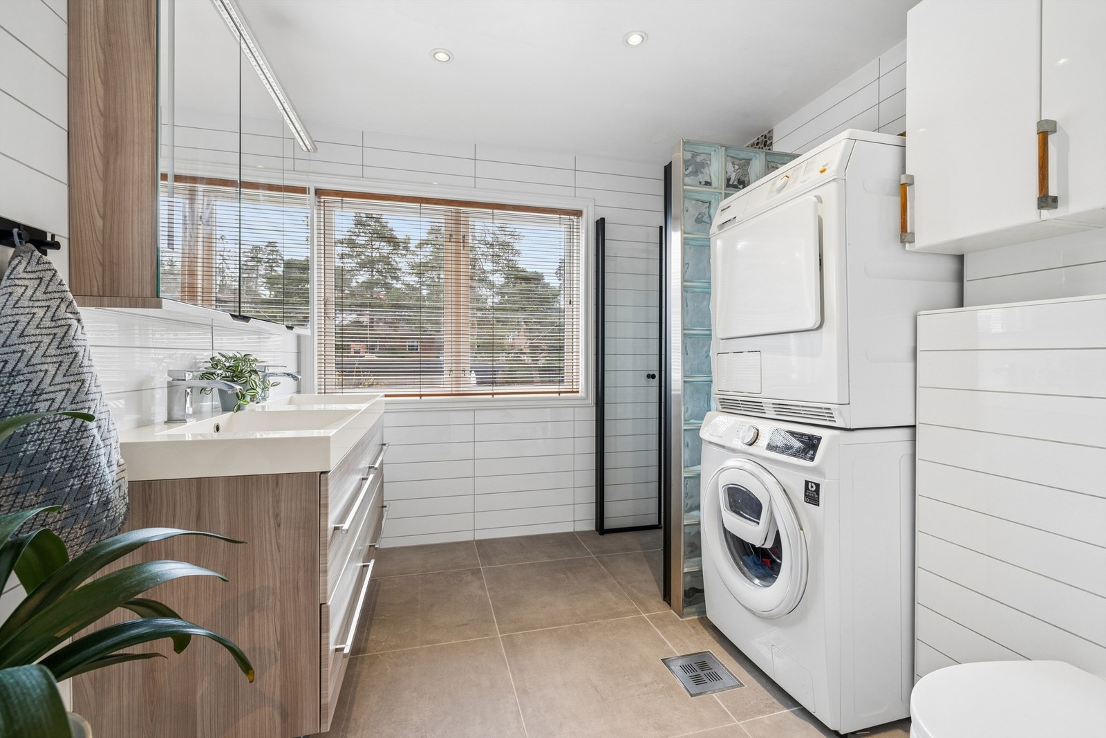 Badet har opplegg for vaskesøyle og mekanisk avtrekksventilasjon. Galleribilde