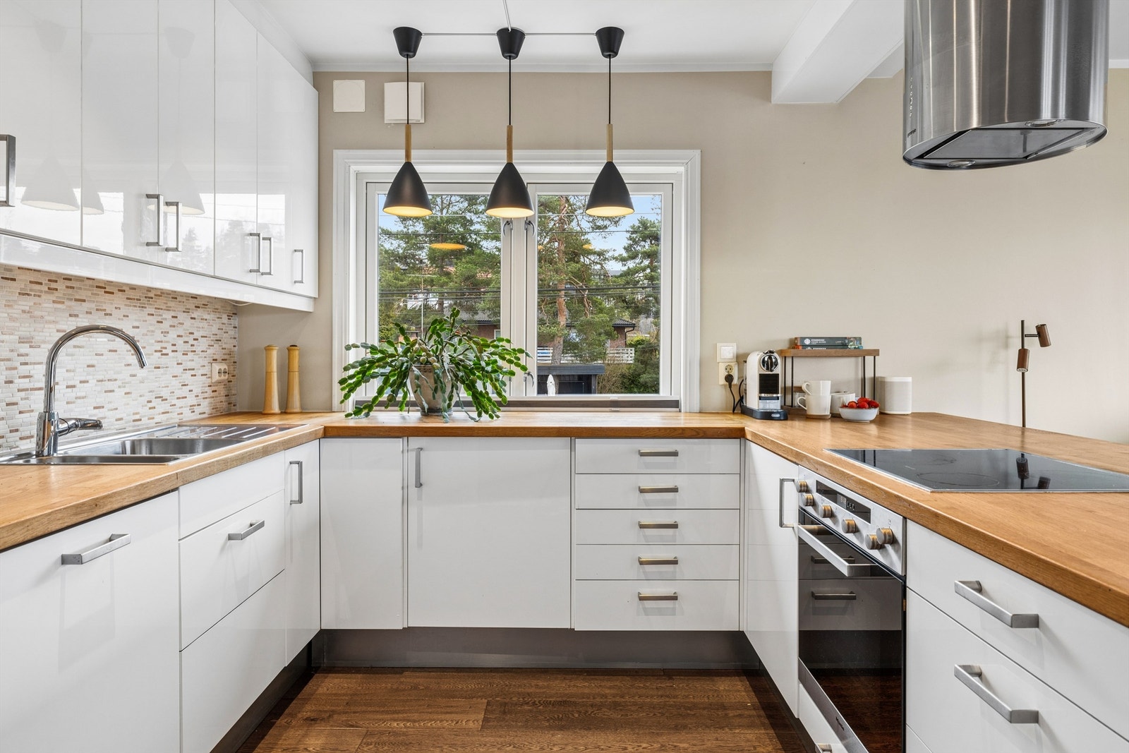 Kjøkkenventilator med avtrekk ut sikrer godt inneklima. Alle vinduer i etasjen er fra 2019. Galleribilde