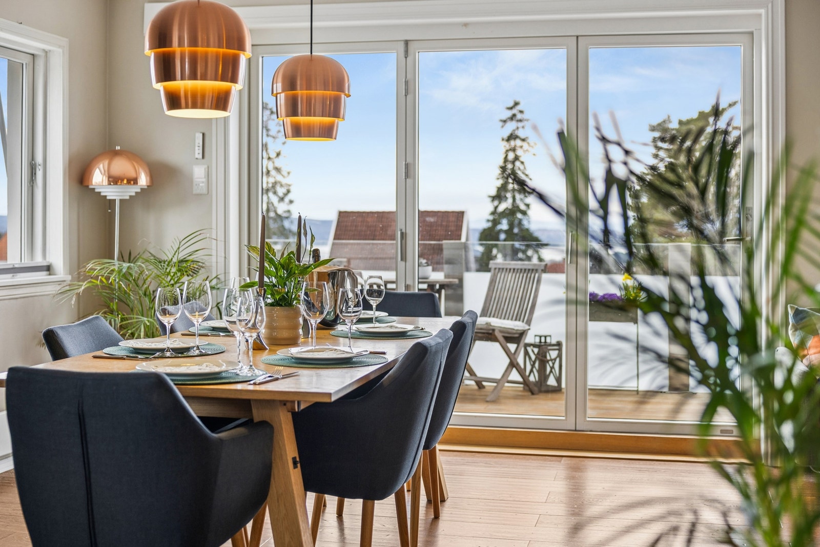 Balkongdøren med 2-lags isolerglass er fra 2019 og visker ut skillet mellom inne og ute. Galleribilde