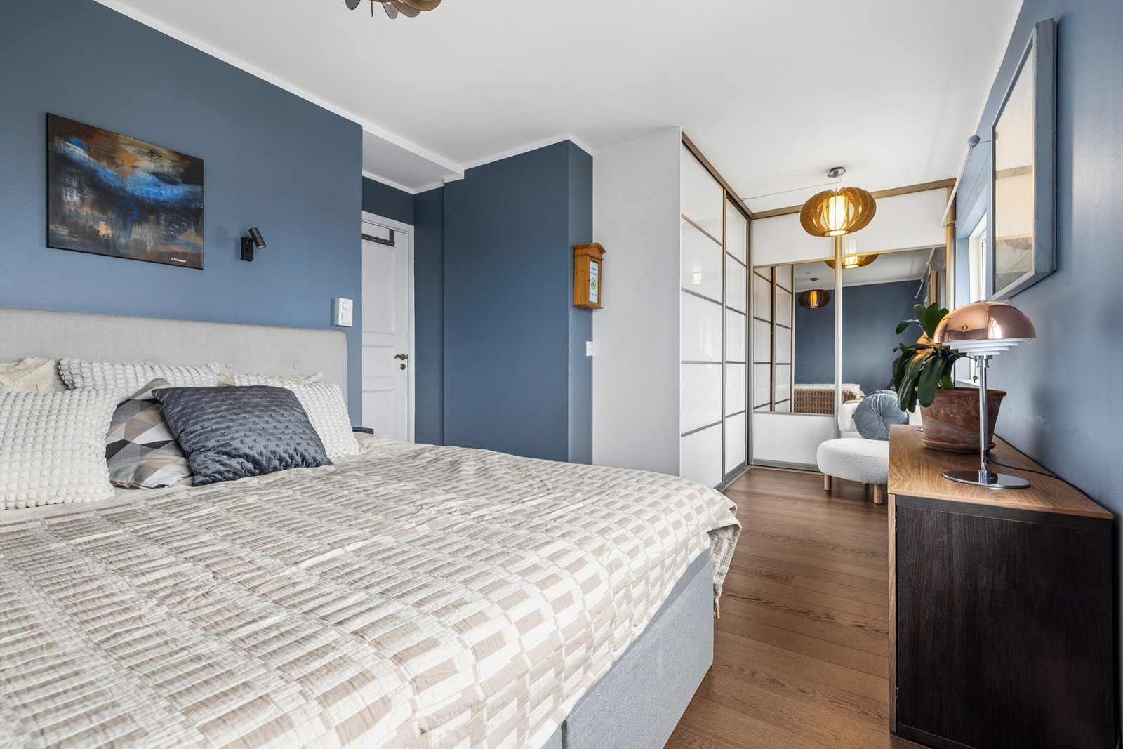 Hovedsoverommet er romslig og har en stor skyvedørsgarderobe. Rommet kan enkelt tilbakestilles til to separate soverom. Galleribilde