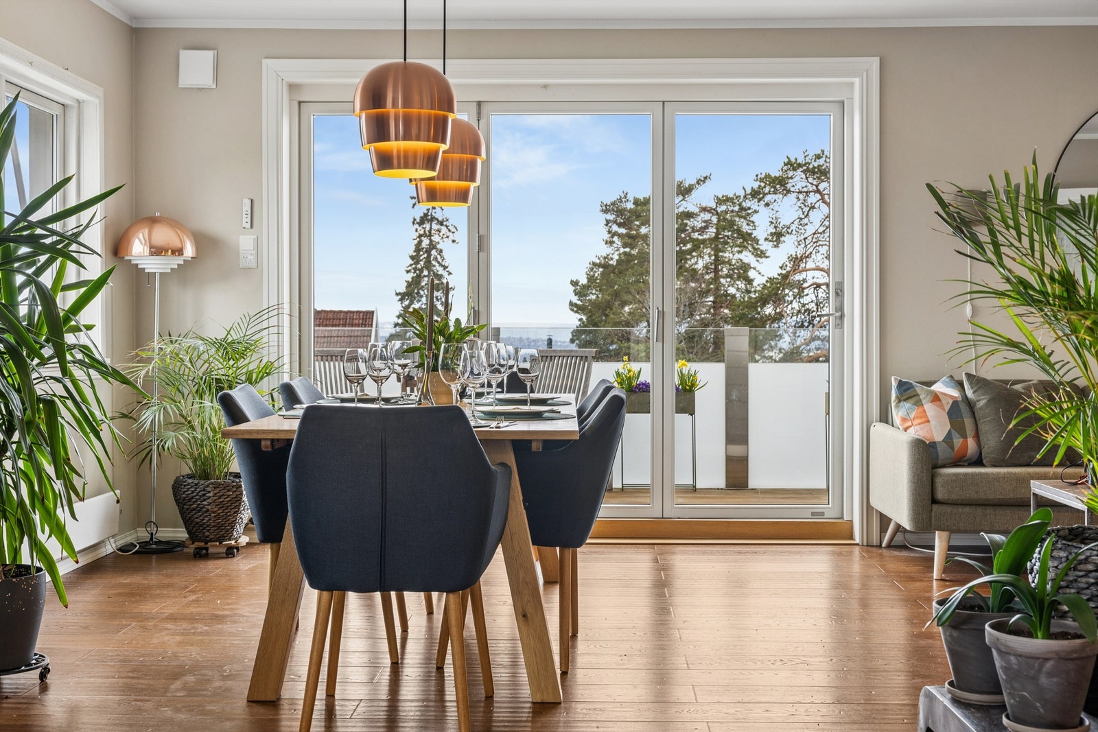 Utsikten mot balkongen og nærområdet er en integrert del av romfølelsen. Galleribilde